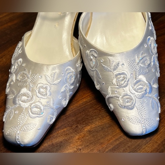 Women’s Embroidery and Beaded Heels - Picture 2 of 10